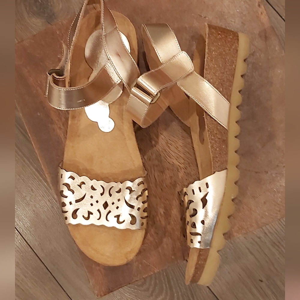 Dorking by Fluchos wedge sandals